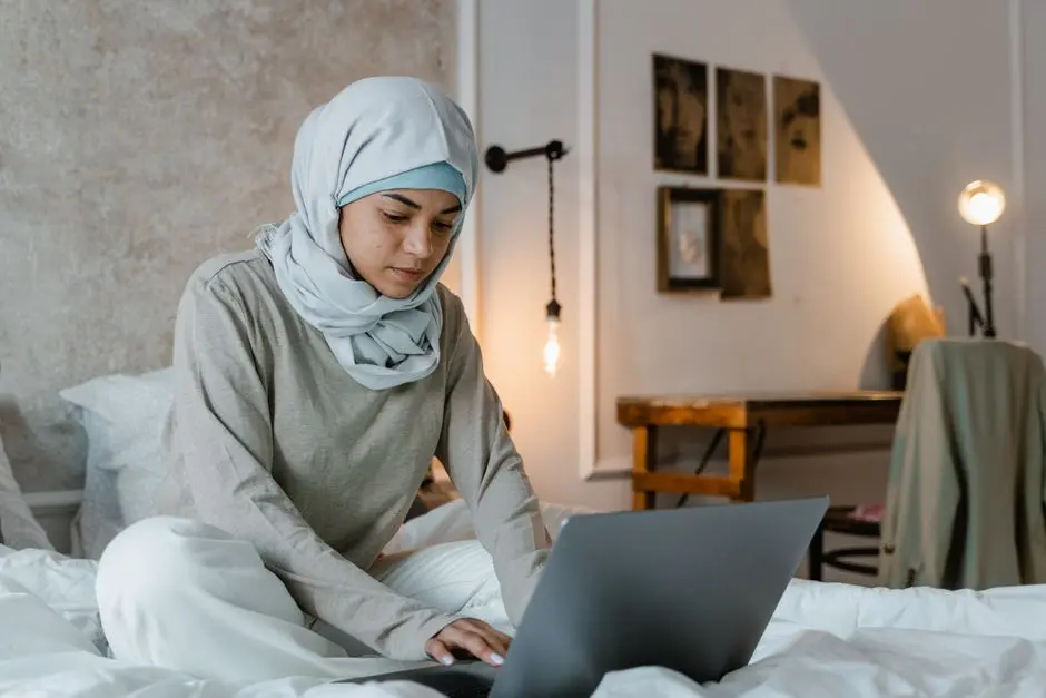 Mahasiswa mengikuti kuliah daring dari kamar kos